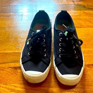 Black Cariuma sneakers, size 9